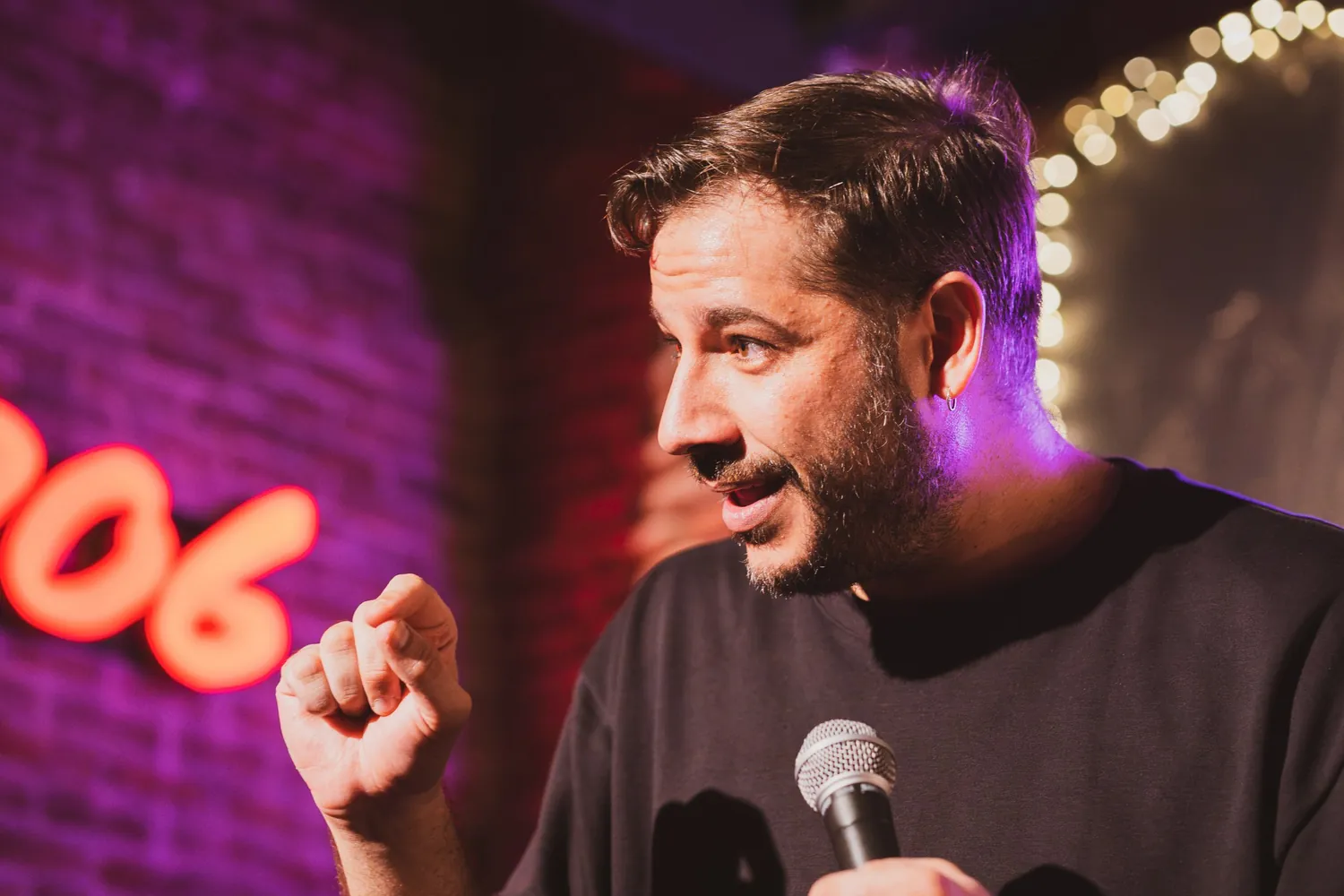 Primer plano de Pablo con el micro