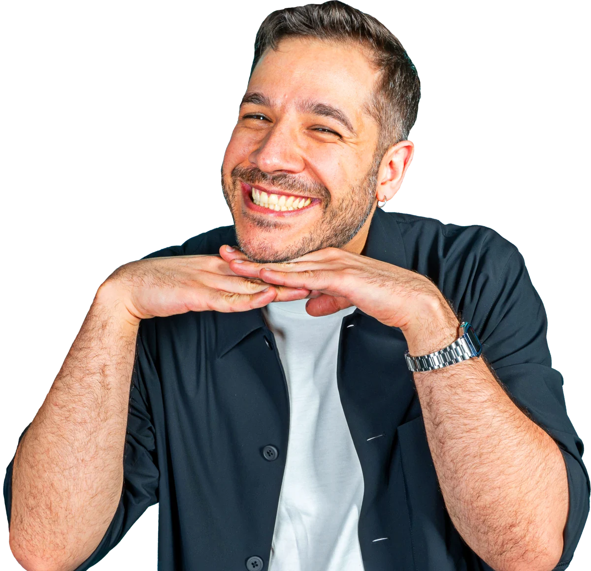 Pablo Larán sonriendo con la barbilla apoyada en las manos